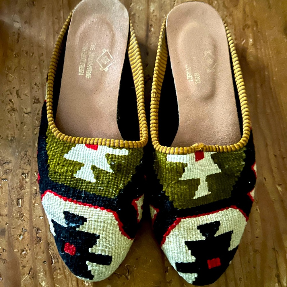 The NOMADIC collection sz 7.5 Turkish KILIM GREEN woven mules preowned & lovely